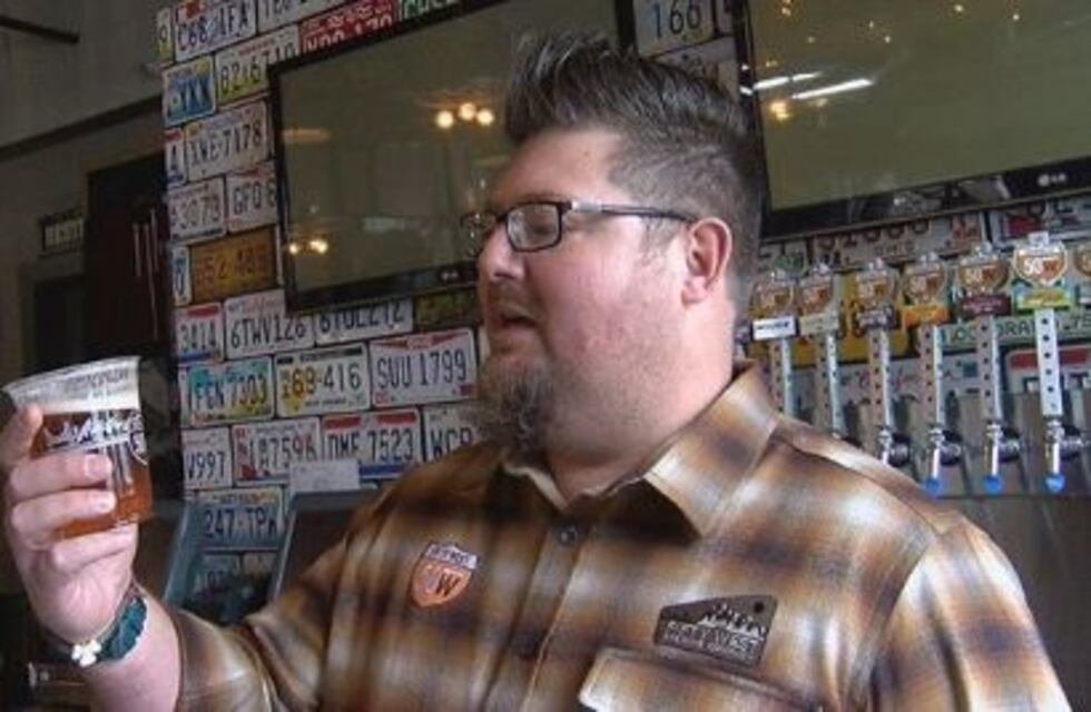 La curiosa experiencia del hombre que bajó 19 kilos en 45 días tomando solo cerveza