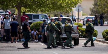 Customs and Border Patrol police walk past individuals that were evacuated from Cielo Vista Mall and a Wal-Mart where a shooting occurred in El Paso, Texas, Saturday, Aug\u002E 3, 2019\u002E - A shooting at a Walmart store in Texas left multiple people dead\u002E At least one suspect was taken into custody after the shooting in the border city of El Paso, triggering fear and panic among weekend shoppers as well as widespread condemnation\u002E It was the second fatal shooting in less than a week at a Walmart store in the US and comes after a mass shooting in California last weekend\u002E (Photo by Joel Angel JUAREZ / AFP)
