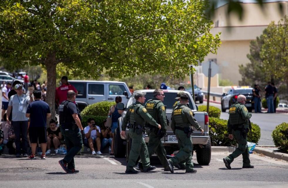 Al menos 15 personas murieron durante un tiroteo en un centro comercial de Texas