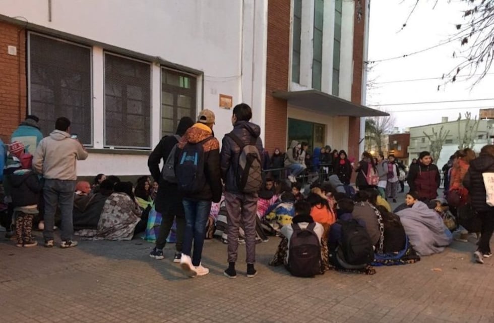 Alumnos realizan un "frazadazo" para exigir calefacción en las escuelas de La Plata