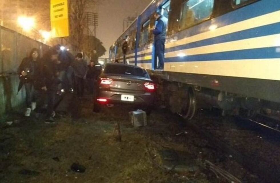 Otra vez el Sarmiento: una formación arrolló a un auto que cruzó con las barreras bajas