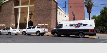 Los piqueteros entraron corriendo a la Catedral y se quedaron en el interior\u002E
