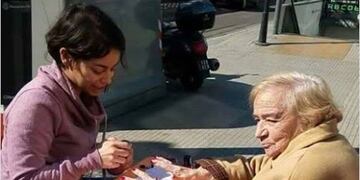 Una chica le pinta las uñas a las abuelas a cambio de una charla