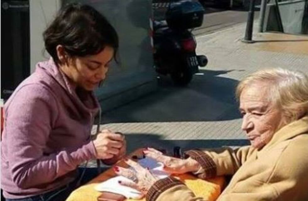 El caso de la chica que le pinta las uñas a las abuelas a cambio de una charla