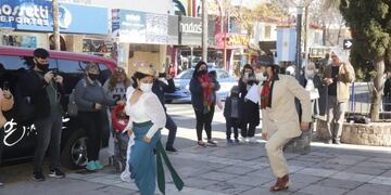 Paisanas y gauchos con barbijos y danzando en pleno centro de Carlos Paz\u002E (Foto: prensa municipal)\u002E