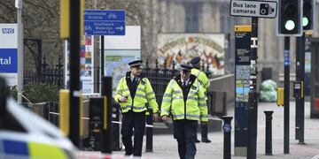 CAN17 LONDRES (REINO UNIDO) 23/03/2017.- Miembros de los servicios de emergencia continu00faan con sus labores en el puente de Westminster en Londres (Reino Unido), hoy, 23 de marzo de 2017. EFE/Facundo Arrizabalaga