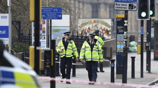 CAN17 LONDRES (REINO UNIDO) 23/03/2017.- Miembros de los servicios de emergencia continu00faan con sus labores en el puente de Westminster en Londres (Reino Unido), hoy, 23 de marzo de 2017. EFE/Facundo Arrizabalaga