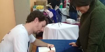 crisstian perfumo firmando ejemplares de su obra