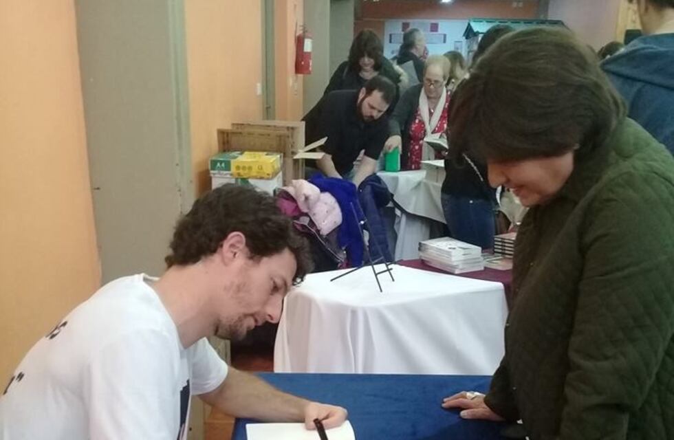 Puerto Deseado: Cristian Perfumo presentó su obra "Rescate Gris"