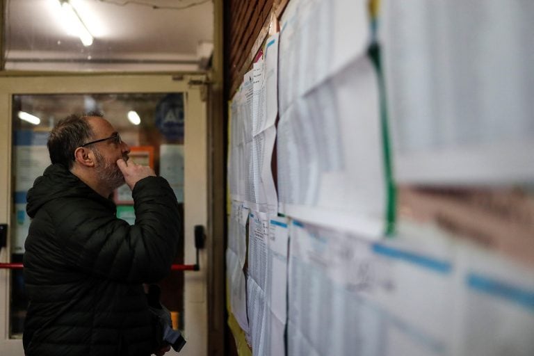 Imagen archivo\u002E Un hombre busca donde votar para las elecciones Primarias para Presidente en la en la ciudad de Buenos Aires\u002E Foto: EFE/Juan Ignacio Roncoroni\u002E