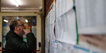 Imagen archivo\u002E Un hombre busca donde votar para las elecciones Primarias para Presidente en la en la ciudad de Buenos Aires\u002E Foto: EFE/Juan Ignacio Roncoroni\u002E