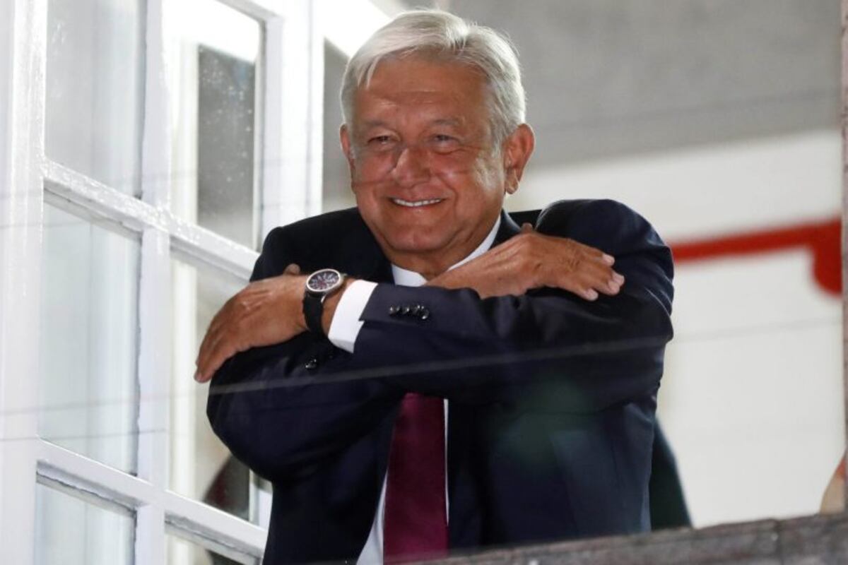 Andrés Manuel López Obrador, saluda a sus votantes el 2 de julio en Ciudad de México, México, luego de su triunfo (Web)