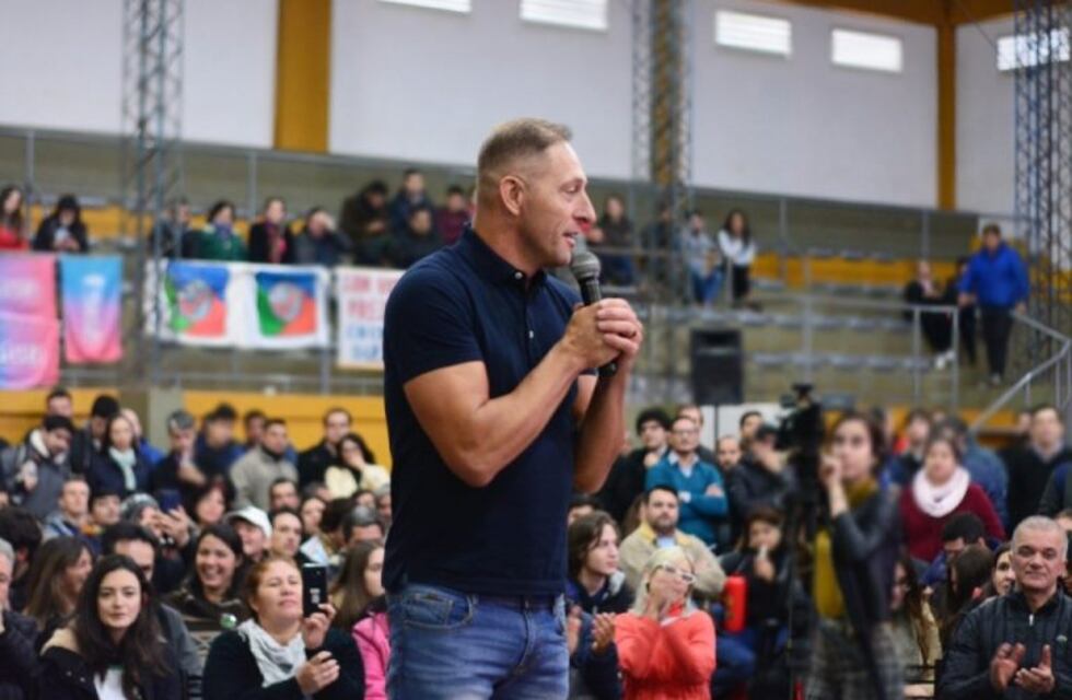 Un referí candidato le pone tarjeta roja a la grieta y apoya al "Misionerismo"