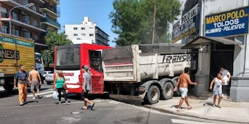 Un camión chocó con un colectivo y se incrustó en un comercio en Parque Patricios: 12 heridos\u002E (Twitter)