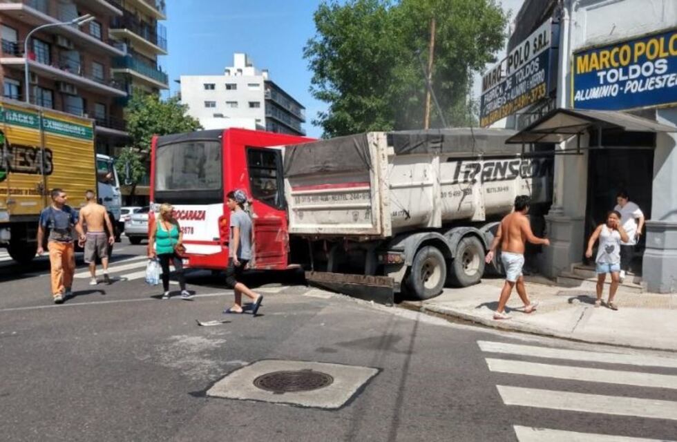 Un camión chocó con un colectivo y se incrustó en un comercio en Parque Patricios: 12 heridos