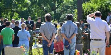 Alem: los velorios serán reducidos y los familiares no participarán del entierro