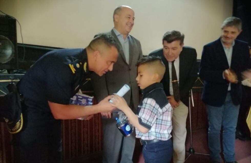 Máximo recibió su mención especial en el acto de la policía