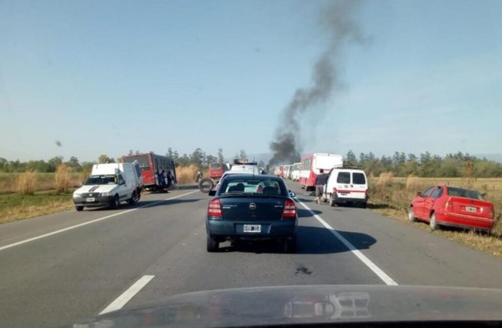 Empleados estatales y transportistas cortan la ruta 38