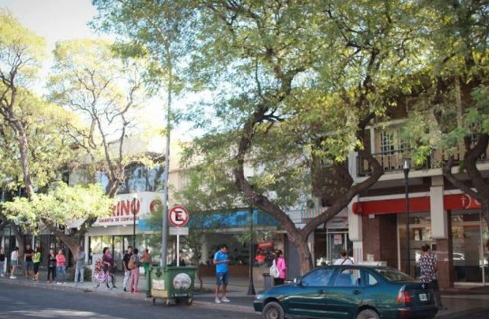 Largas colas en los cajeros, supermercados y farmacias