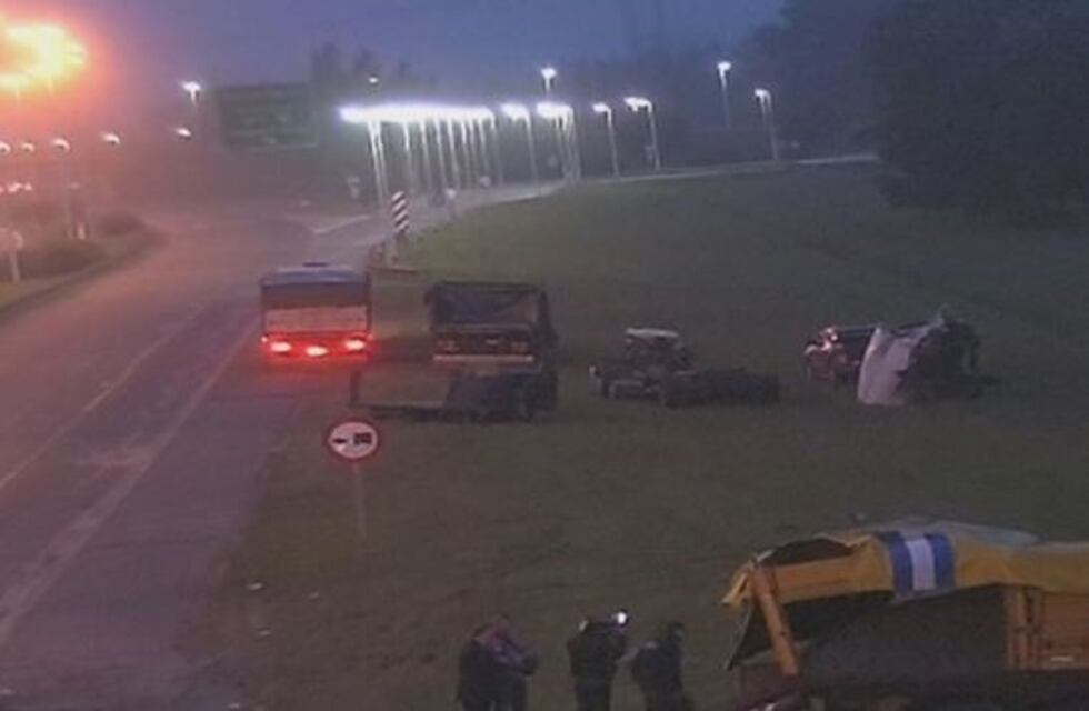 Dos camiones chocaron en la autopista Ezeiza - Cañuelas y los conductores están heridos