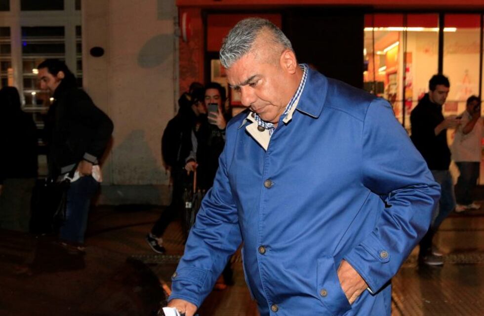 "Chiqui" Tapia se reunió con Messi en Barcelona y negó que vaya a hablar con Sampaoli