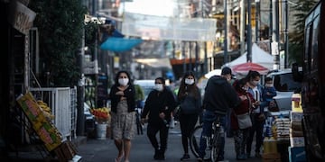 AME8449\u002E BUENOS AIRES (ARGENTINA), 08/05/2020\u002E- Personas con tapabocas caminan este viernes por un mercado callejero de la Villa 31, en Buenos Aires (Argentina)\u002E La capital argentina y la provincia que la circunda registran el mayor número de contagios en dicho país, con 1\u002E924 casos en la provincia de Buenos Aires y 1\u002E583 en la ciudad de Buenos Aires, según un reporte del Ministerio de Salud\u002E EFE/Juan Ignacio Roncoroni