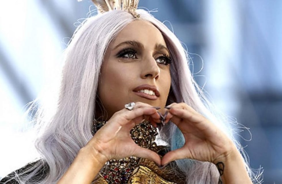 Lady Gaga celebró el aniversario de su marca de maquillaje con un excéntrico look