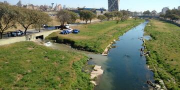 Volcamiento de líquidos cloacales de manera ilegal en el Río Suquía, procedimiento de la Patrulla Ambiental\u002E