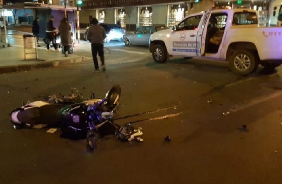 Dos motociclistas resultaron heridos tras chocar con un taxi