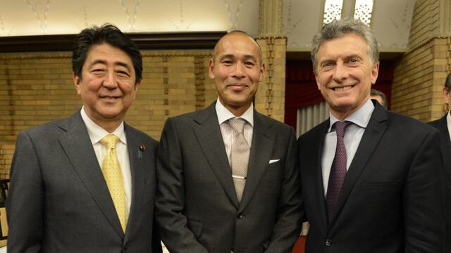 DYN37, TOKIO, 19/05/2017, EL PRESIDENTE MAURICIO MACRI SALUDu00d3 HOY AL EX FUTBOLISTA JAPONu00c9S DE BOCA JUNIORS NAOHIRO TAKAHARA, DURANTE LA RECEPCIu00d3N DE HONOR OFRECIDA POR EL PRIMER MINISTRO DE JAPu00d3N, SHINZO ABE, EN TOKIO. FOTO: DYN/PRESIDENCIA.