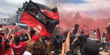 Una multitud despidió al plantel de Colón en la previa al viaje a Asunción (@ColonOficial)