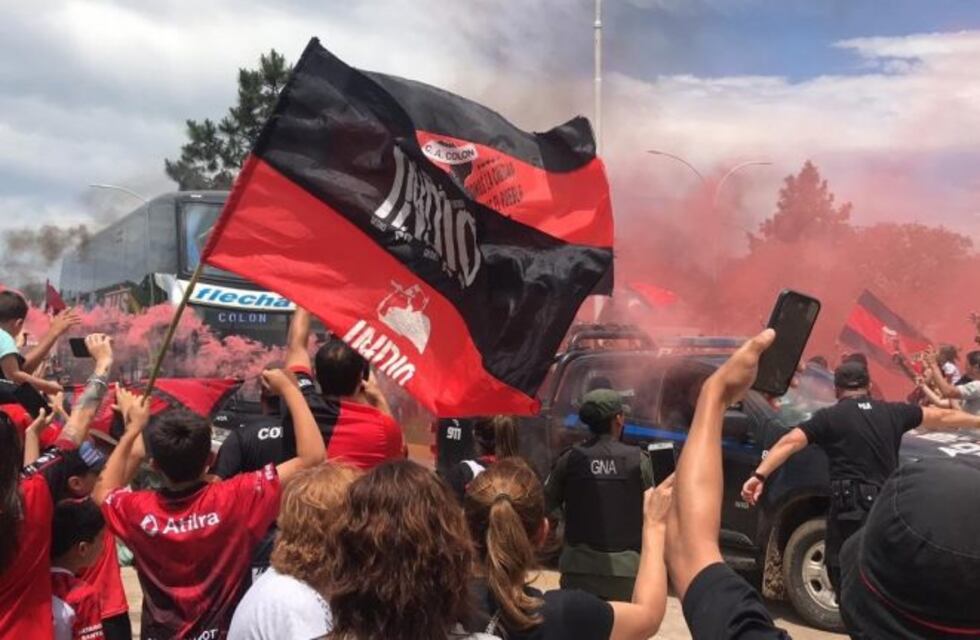 Una multitud despidió en Santa Fe al plantel de Colón que va en busca de la Sudamericana