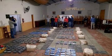 Las fuerzas federales trasladaron el material estupefaciente a su sede en el norte bonaerense\u002E (La Nación)