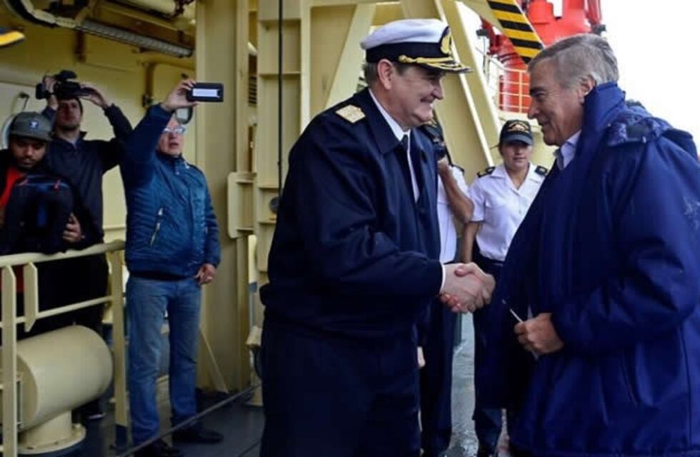 El Gobierno evalúa cambiar la cúpula de la Armada por negligencia