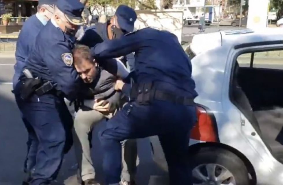 Violenta detención de un comerciante que reclamaba para volver a abrir su negocio