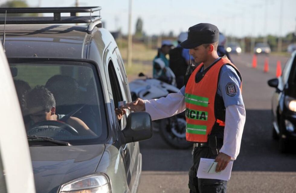 Conducía ebrio y golpeó a los efectivos policiales que lo detuvieron