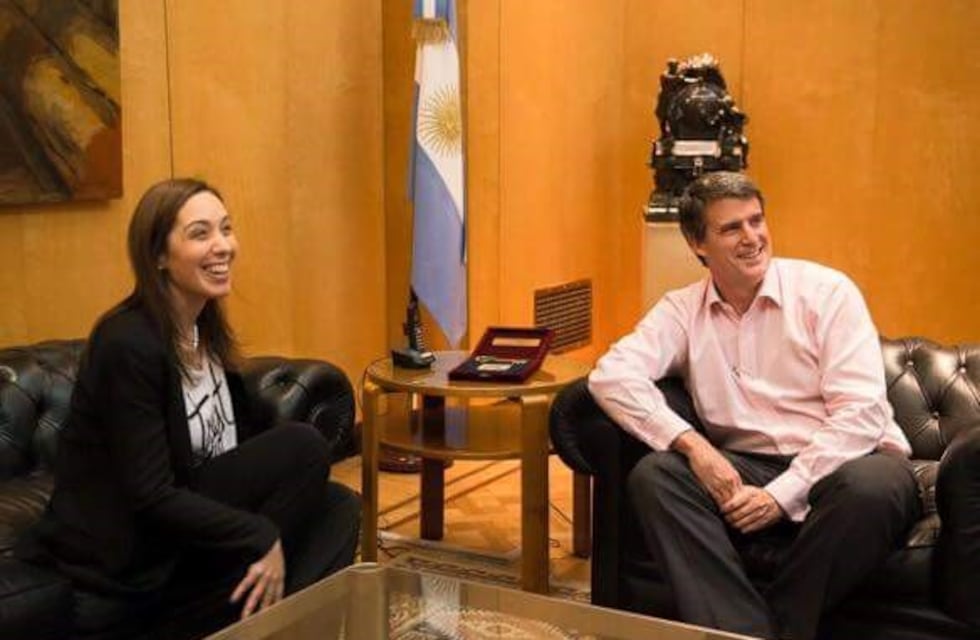 El gobierno bonaerense informó que Prat Gay colabora con Vidal sin cargo y ad honorem