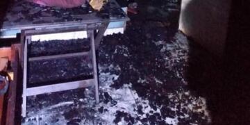 Las llamas causaron daños en dos habitaciones, parte del baño y la cocina\u002E