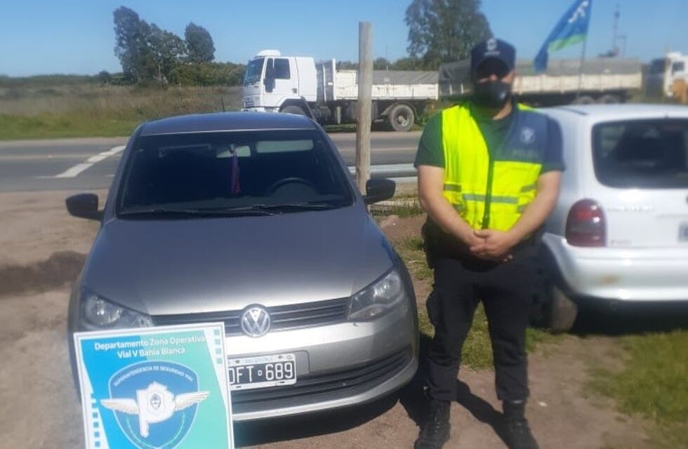 Conducía un auto con una oblea de GNC falsa y fue detenido