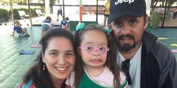 Ángeles Dormuá recorrió varias escuelas pero ninguna acepta a su hija Francesca, que tiene Síndrome de Down\u002E (Foto: Misiones Online)
