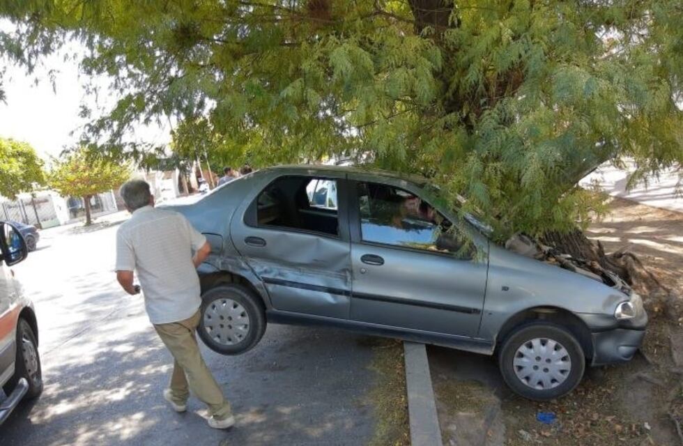 Un choque involucró a tres autos en pleno centro de San Rafael