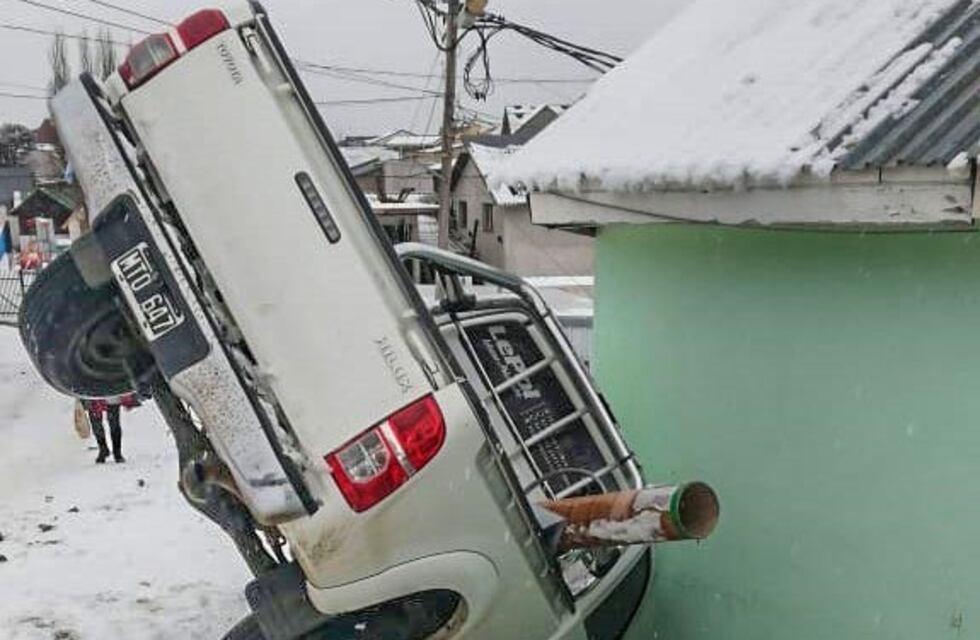 Una camioneta despistó y terminó en el patio de una vivienda