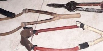 A pedido de los propietarios de la empresa, realizó una inspección en las instalaciones donde permanecen estas personas y logró incautar 40 tipos de armas blancas