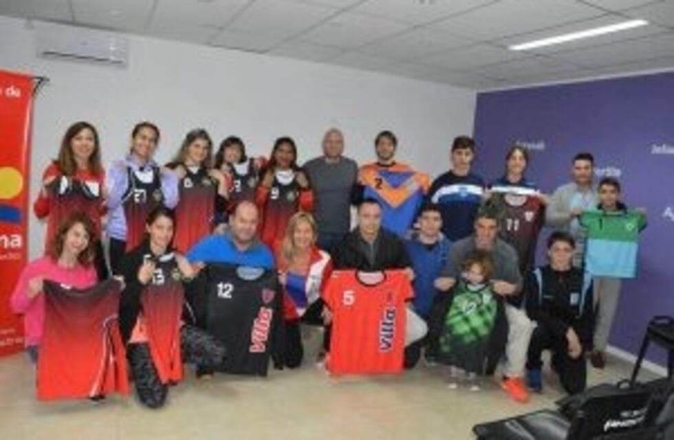 Cinco clubes de la ciudad recibieron indumentaria deportiva
