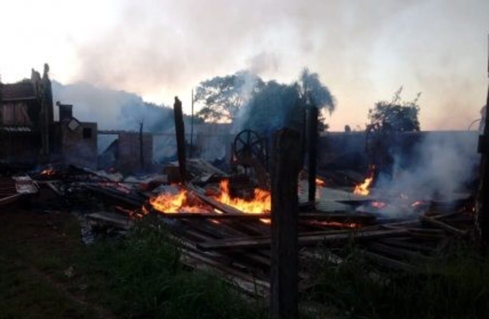 Apóstoles: un incendio devoró las instalaciones de una carpintería
