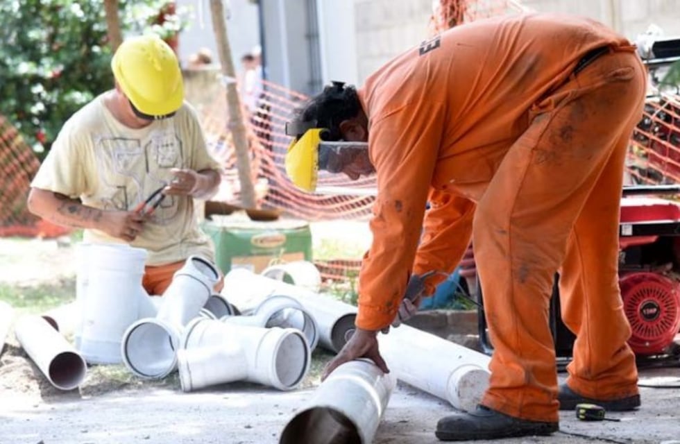 Pese a los recortes por la crisis, ratifican el plan de cloacas en el 100% de la ciudad