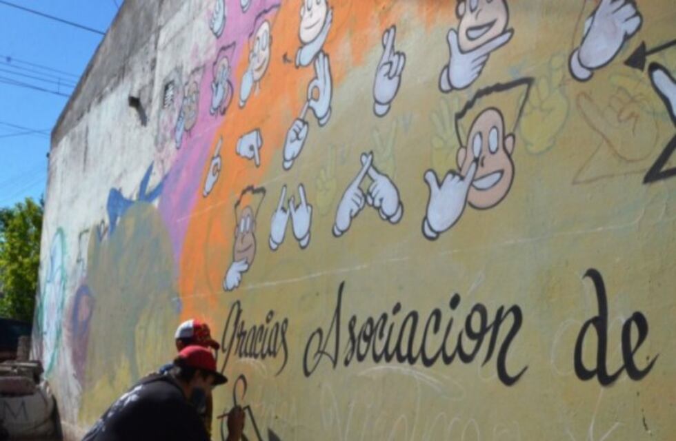 Dos artistas pintaron un mural en Viedma con imágenes del lenguaje de señas