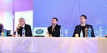 El presidente Rodolfo Di Pollina y el vice Ricardo Carloni acompañaron al entrenador que pasó por Boca, Valencia e Inter de Milán como jugador\u002E (@carcoficial)