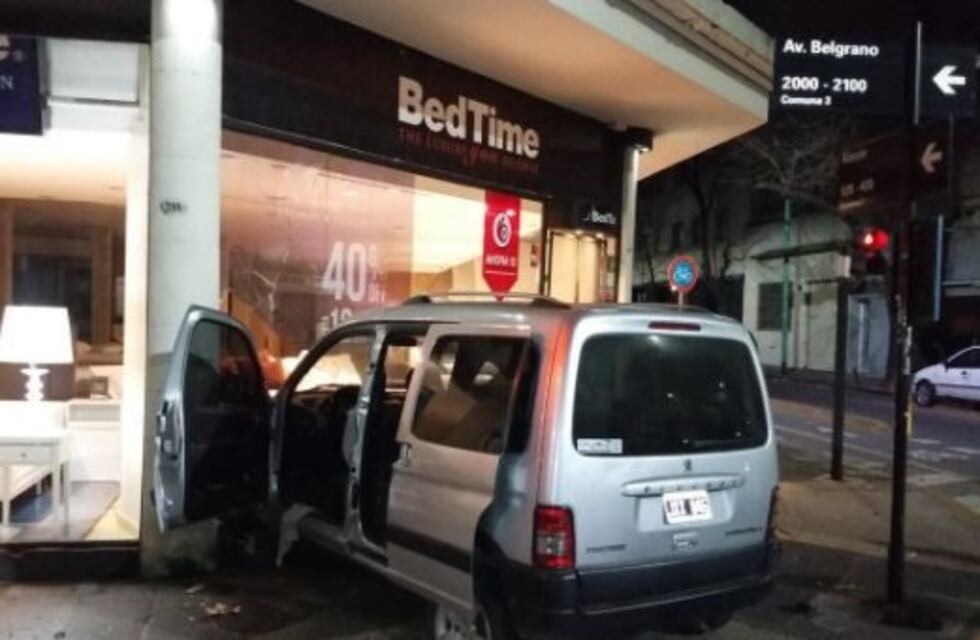 Seis heridos al chocar una camioneta y un taxi en Balvanera