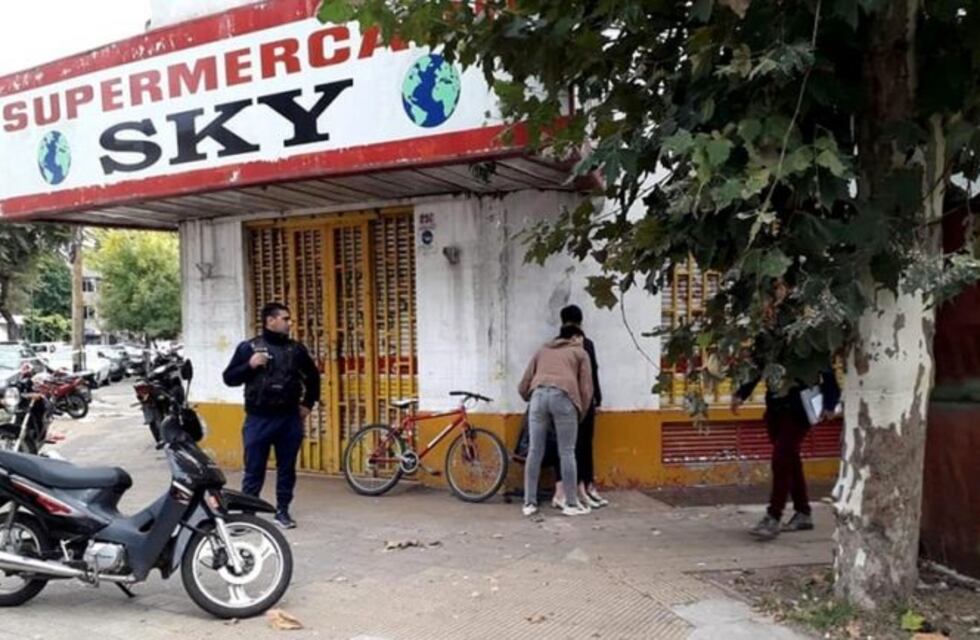 Encontraron a tres comerciantes chinos acuchillados en un supermercado